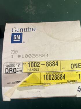 Gm 10028884 Handle